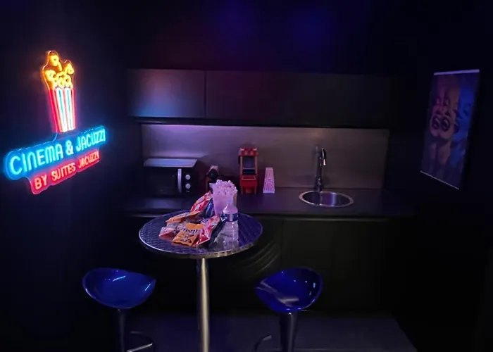 Cinema & Jacuzzi ヴィエンヌ