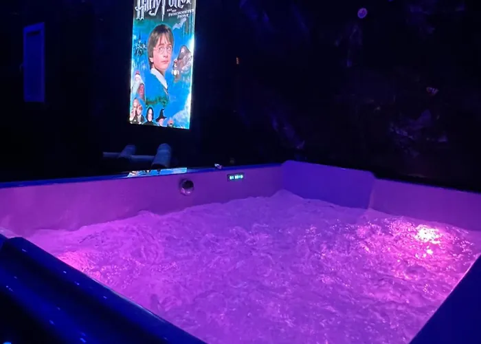 Cinema & Jacuzzi アパート